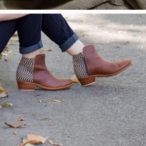 “Espe” The Root Collective booties, size 8